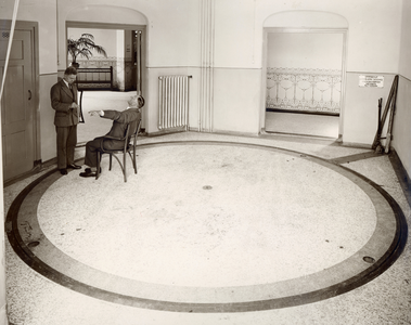 854924 Afbeelding van de K.N.O.-arts prof. dr. F.H. Quix en F. Koch, student medicijnen, op een draaischijf, ...